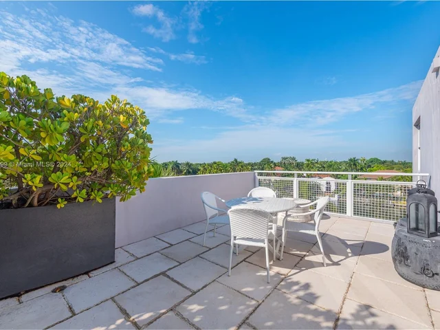 6101 W Laguna Dr W # 4, Miami Beach FL 33141