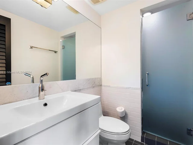 6101 W Laguna Dr W # 4, Miami Beach FL 33141