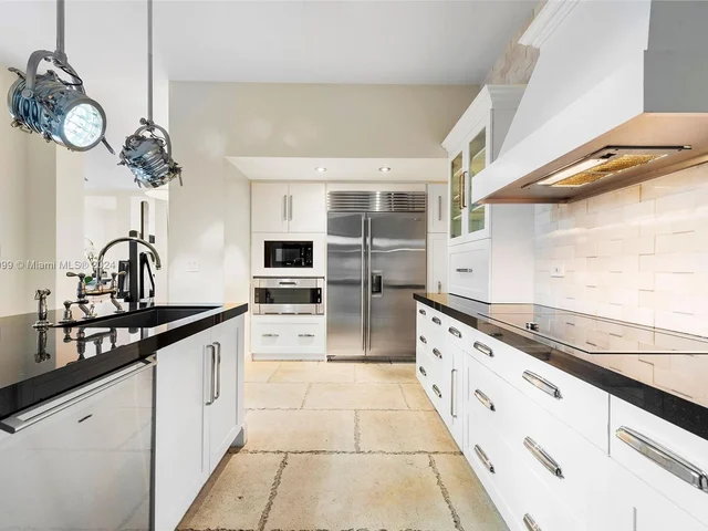 6101 W Laguna Dr W # 4, Miami Beach FL 33141