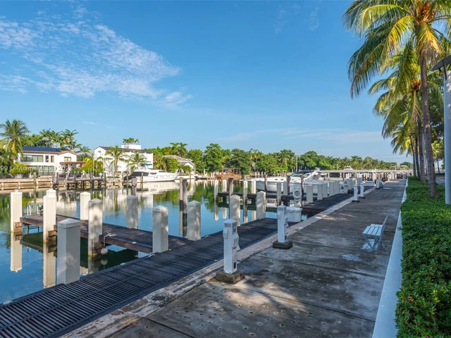 6101 W Laguna Dr W # 4, Miami Beach FL 33141