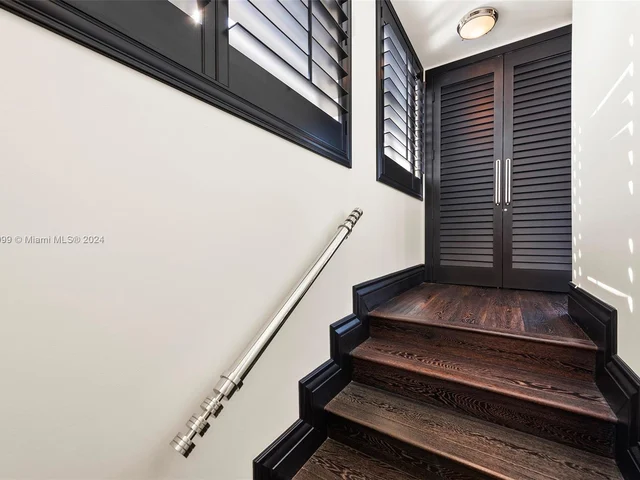 6101 W Laguna Dr W # 4, Miami Beach FL 33141