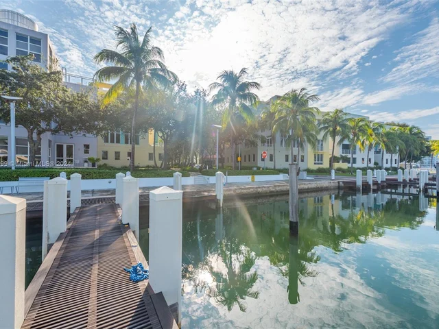 6101 W Laguna Dr W # 4, Miami Beach FL 33141