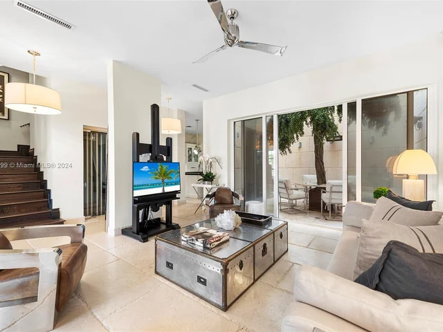 6101 W Laguna Dr W # 4, Miami Beach FL 33141