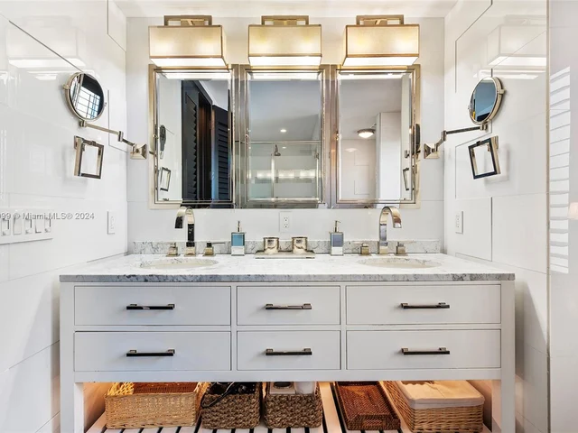 6101 W Laguna Dr W # 4, Miami Beach FL 33141