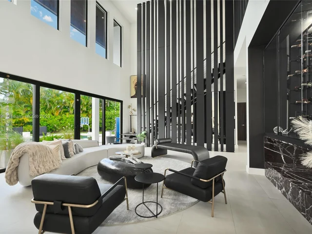 10151 SW 3rd St, Plantation FL 33324