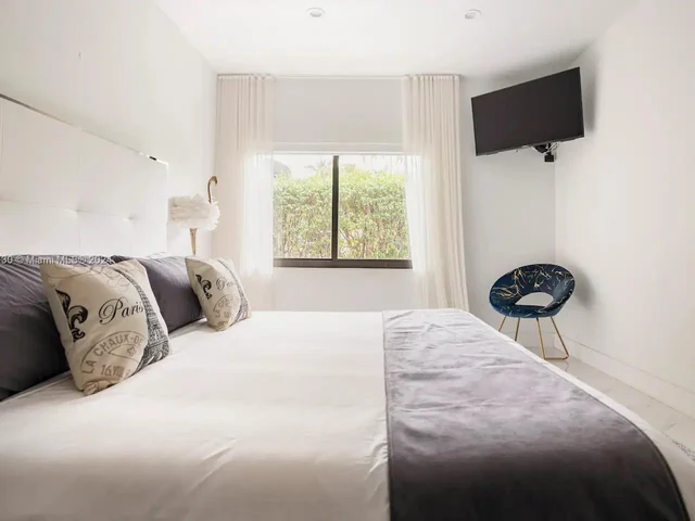 7601 Coquina Dr, North Bay Village FL 33141