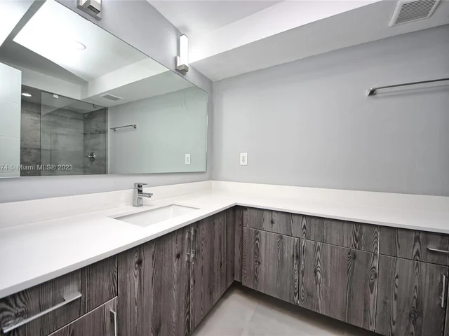 1660 NE 191st St # 1, Miami FL 33179