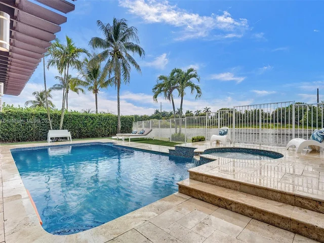1708 Victoria Pointe Cir, Weston FL 33327