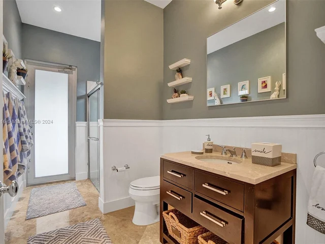 1708 Victoria Pointe Cir, Weston FL 33327