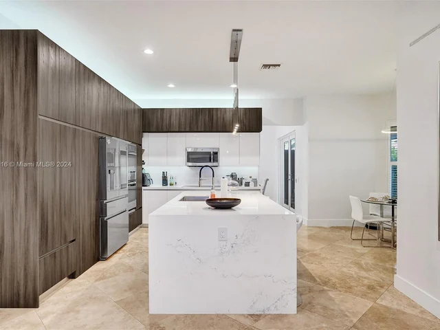 1708 Victoria Pointe Cir, Weston FL 33327