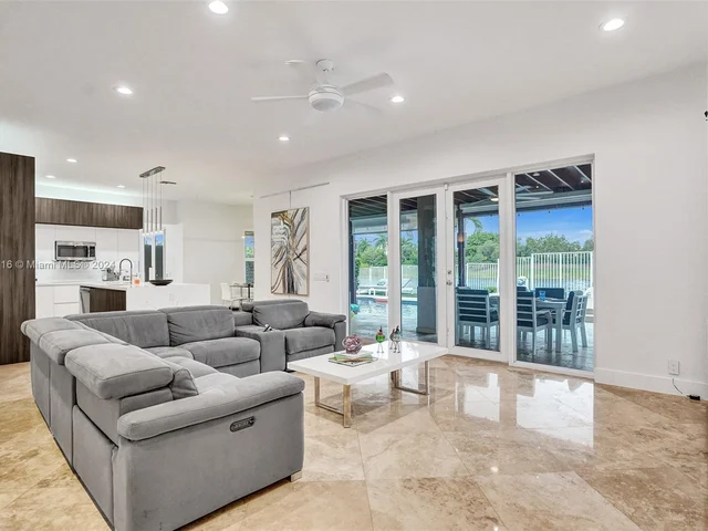 1708 Victoria Pointe Cir, Weston FL 33327