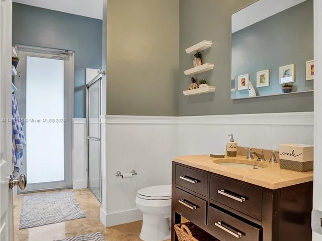 1708 Victoria Pointe Cir, Weston FL 33327