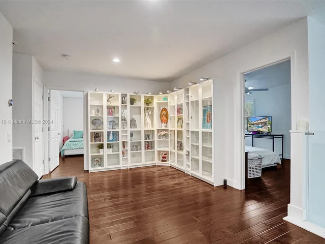 1708 Victoria Pointe Cir, Weston FL 33327