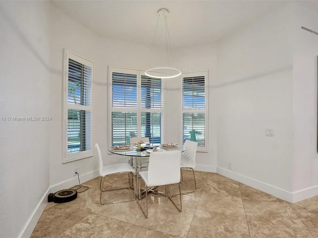 1708 Victoria Pointe Cir, Weston FL 33327