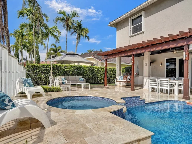 1708 Victoria Pointe Cir, Weston FL 33327