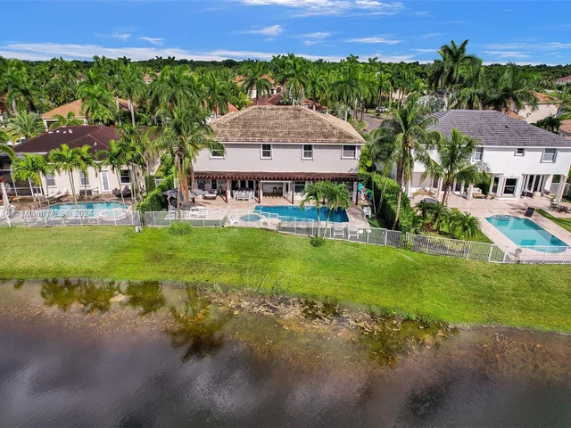 1708 Victoria Pointe Cir, Weston FL 33327