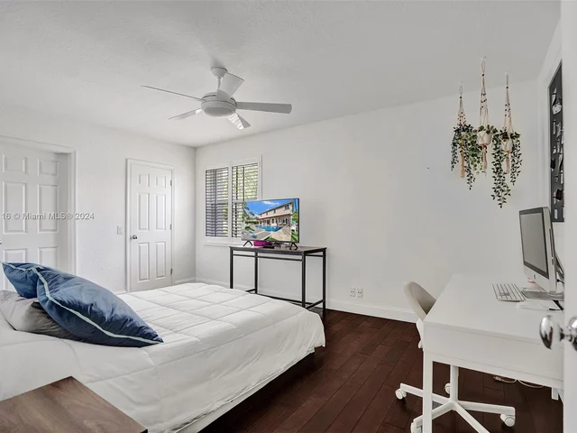 1708 Victoria Pointe Cir, Weston FL 33327