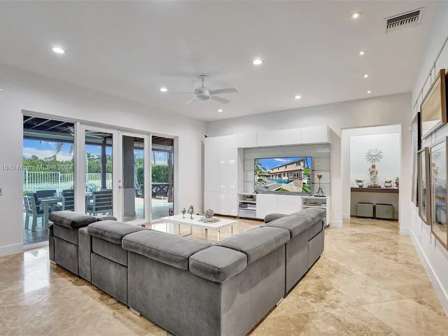 1708 Victoria Pointe Cir, Weston FL 33327