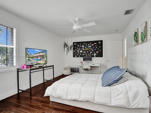 1708 Victoria Pointe Cir, Weston FL 33327