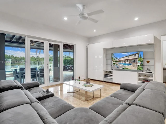 1708 Victoria Pointe Cir, Weston FL 33327