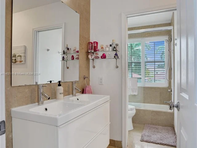 1708 Victoria Pointe Cir, Weston FL 33327