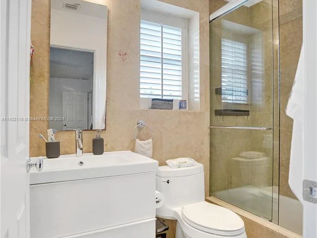 1708 Victoria Pointe Cir, Weston FL 33327