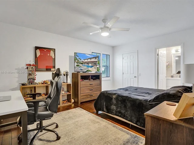 1708 Victoria Pointe Cir, Weston FL 33327