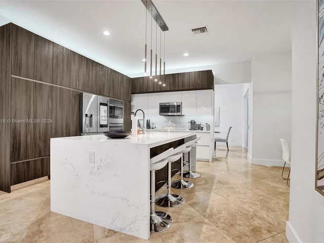 1708 Victoria Pointe Cir, Weston FL 33327