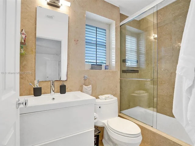 1708 Victoria Pointe Cir, Weston FL 33327