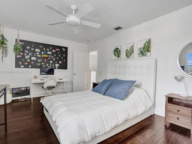 1708 Victoria Pointe Cir, Weston FL 33327