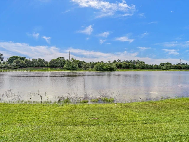 1708 Victoria Pointe Cir, Weston FL 33327