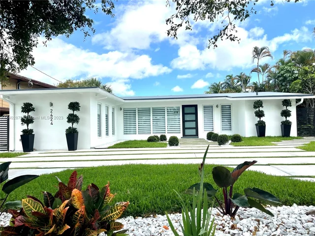 2424 Tortugas Ln, Fort Lauderdale FL 33312