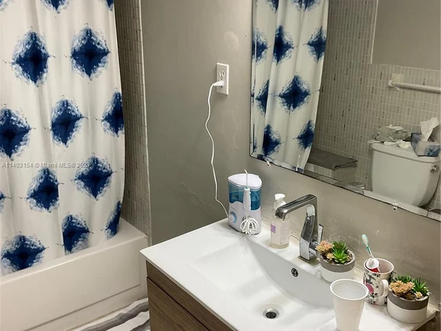 1660 NE 191st St # 1, Miami FL 33179