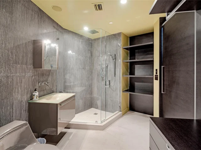 300 S Pointe Dr # 2102, Miami Beach FL 33139