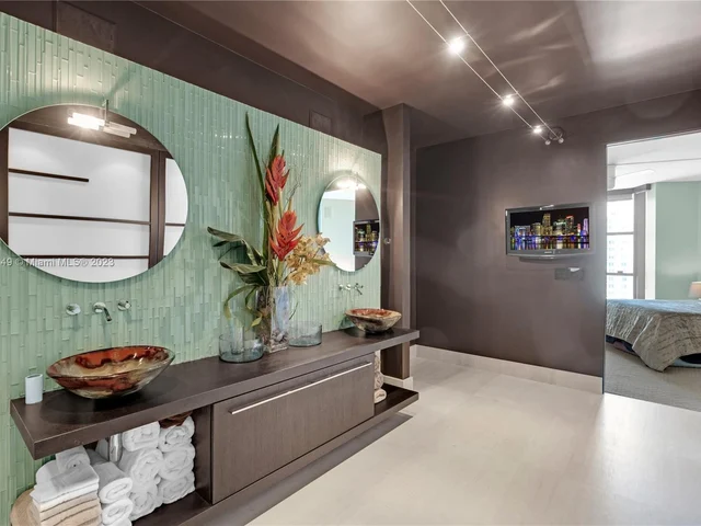 300 S Pointe Dr # 2102, Miami Beach FL 33139