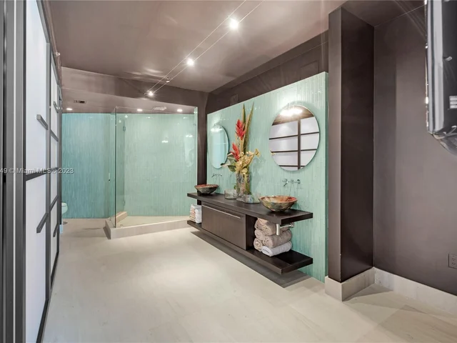 300 S Pointe Dr # 2102, Miami Beach FL 33139