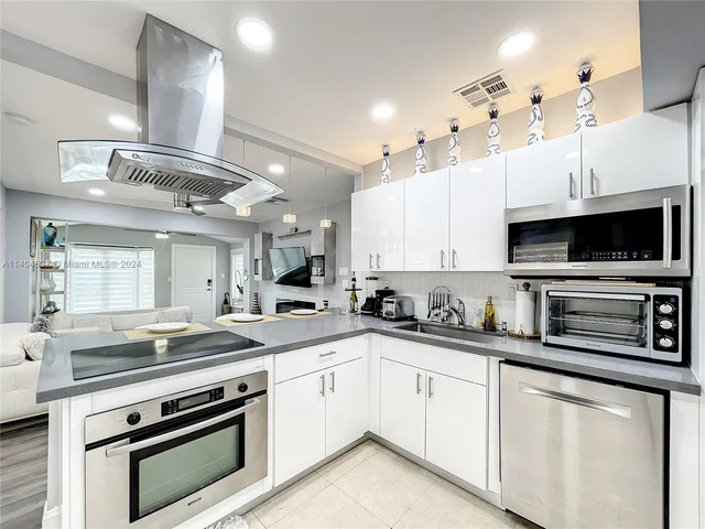 2534 Wilson St, Hollywood FL 33020