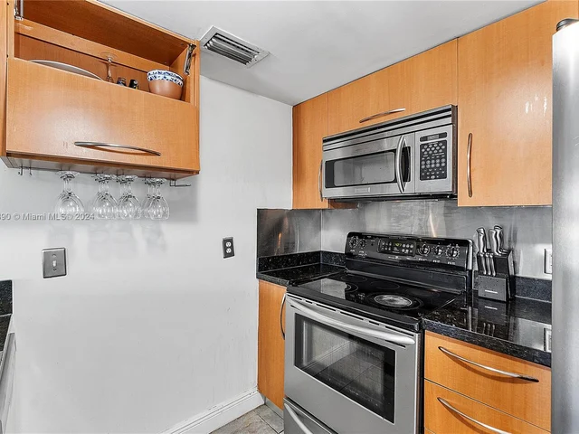 498 SW 2nd St # 2D, Miami FL 33130