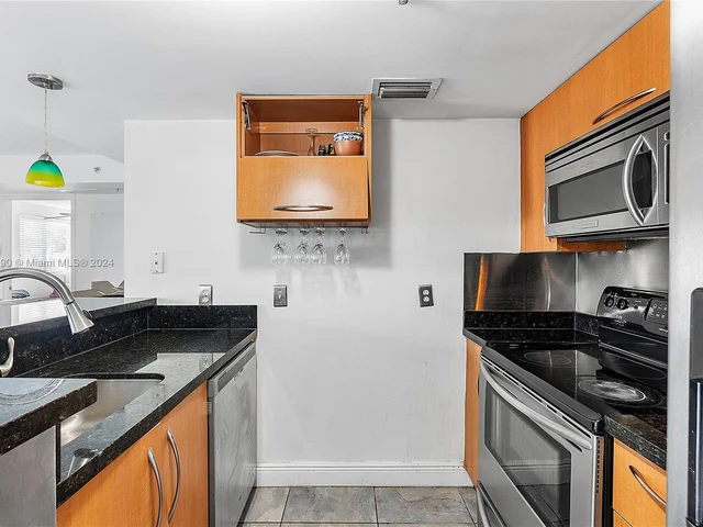 498 SW 2nd St # 2D, Miami FL 33130