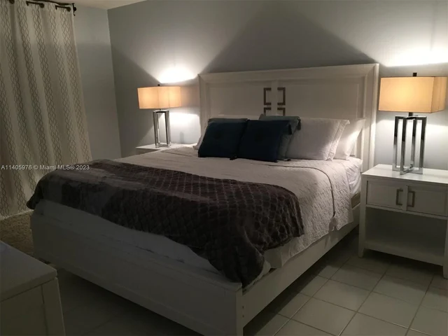 4400 Hillcrest Dr # 215B, Hollywood FL 33021