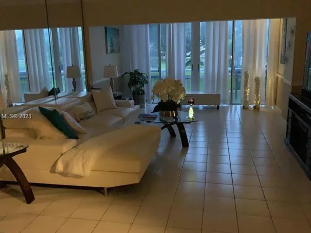 4400 Hillcrest Dr # 215B, Hollywood FL 33021