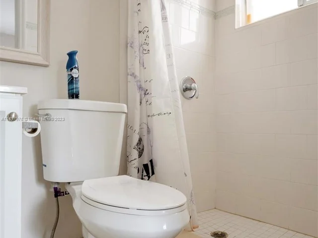 716 NE 7th St, Hallandale Beach FL 33009