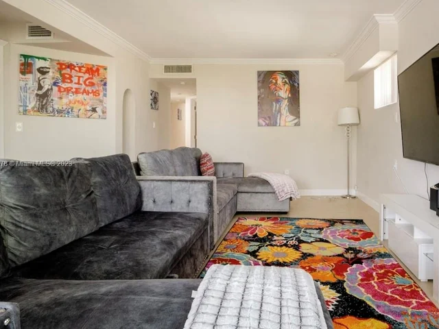 716 NE 7th St, Hallandale Beach FL 33009