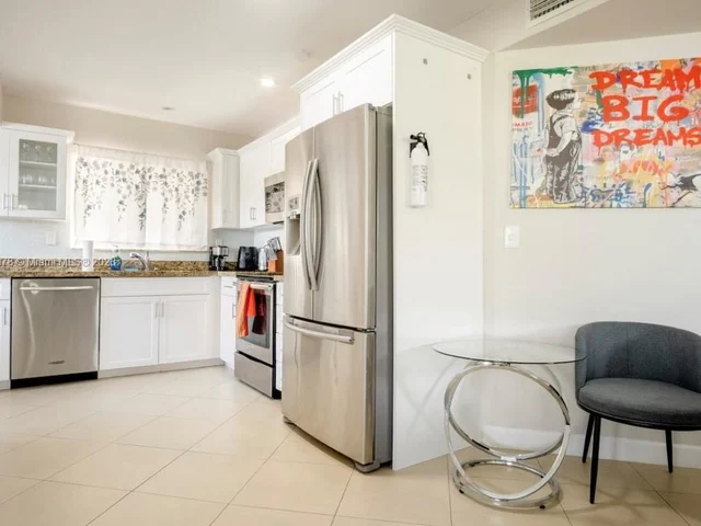 716 NE 7th St, Hallandale Beach FL 33009