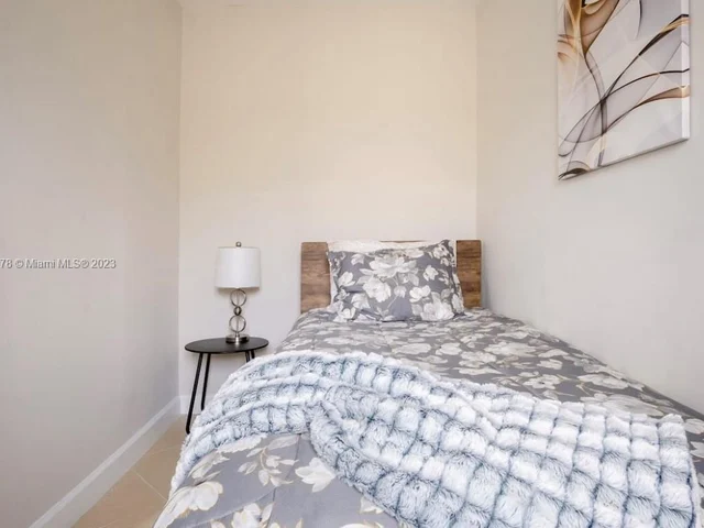 716 NE 7th St, Hallandale Beach FL 33009