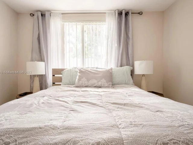 716 NE 7th St, Hallandale Beach FL 33009