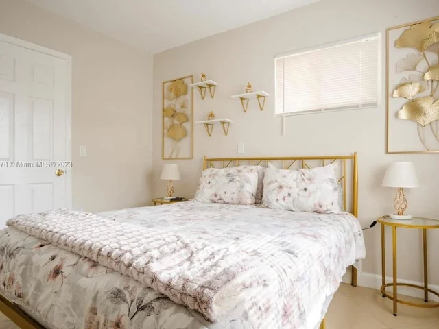 716 NE 7th St, Hallandale Beach FL 33009