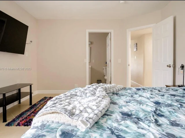 716 NE 7th St, Hallandale Beach FL 33009