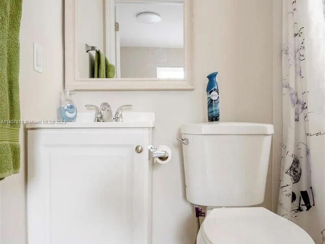 716 NE 7th St, Hallandale Beach FL 33009