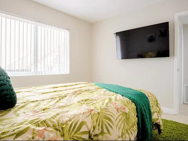 716 NE 7th St, Hallandale Beach FL 33009